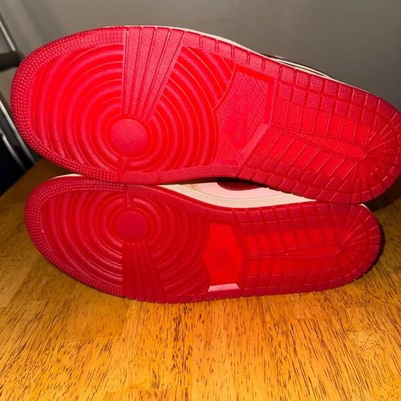 Jordan Low Valentine’s Day - Picture 4 of 4